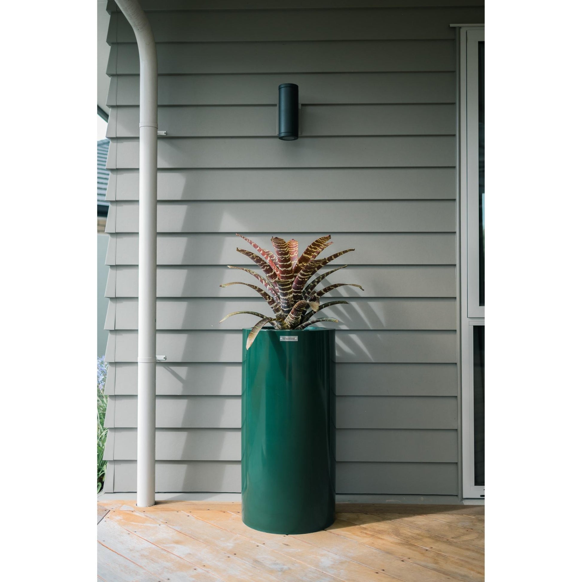 Emerald green planter pot on a modern veranda. NZ made planter pots by Modscene.